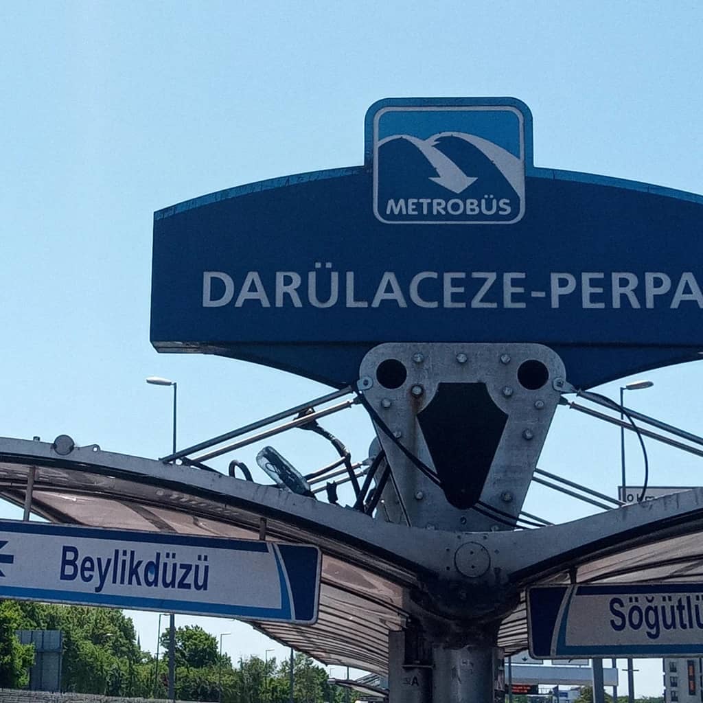 Darülaceze-Perpa Metrobüs Durağı